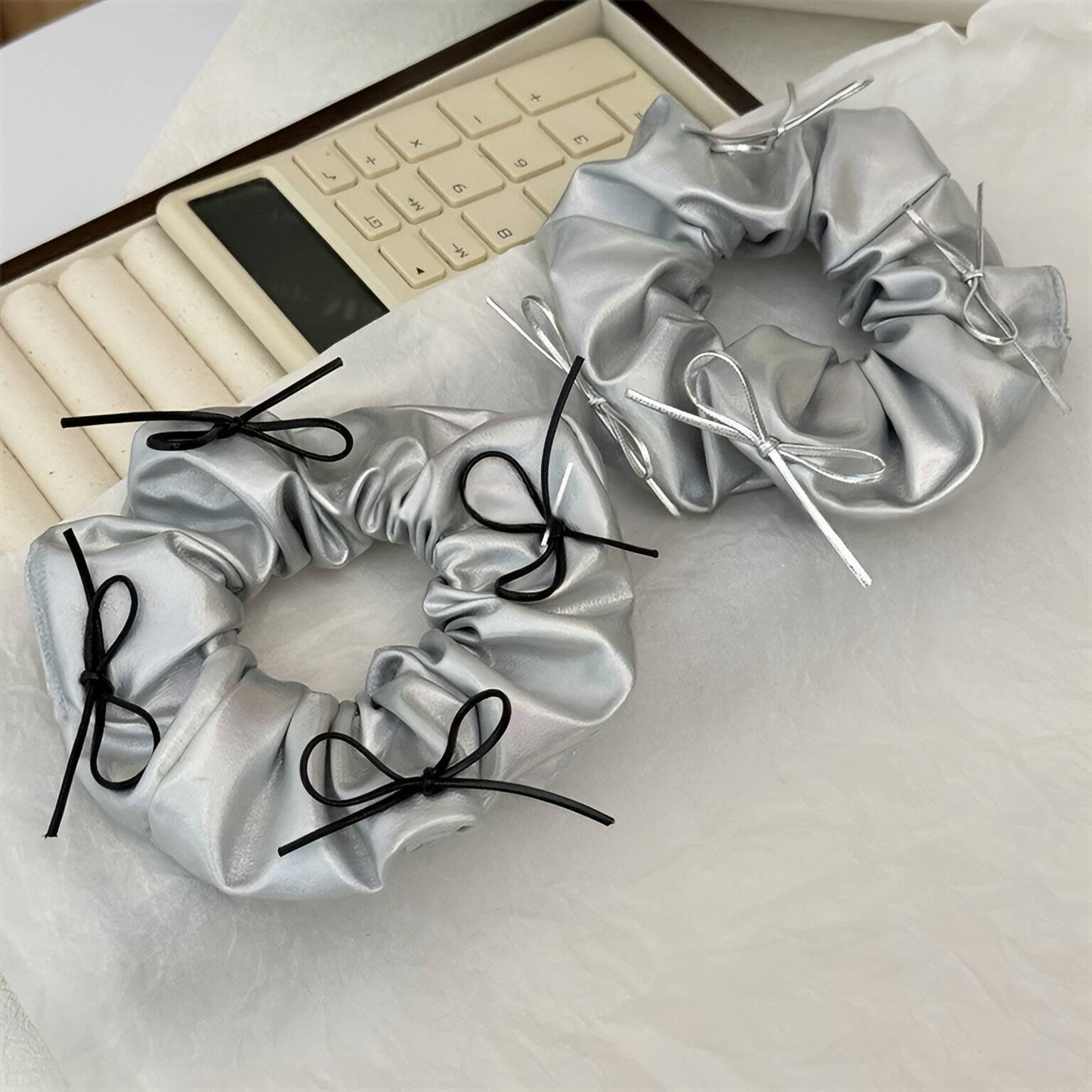 Silver Faux Leather Bow Oversi - Leatherwork Pony recension och pris