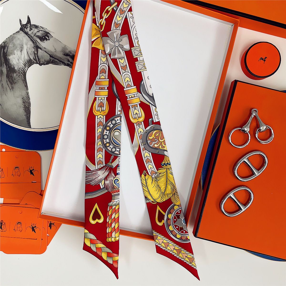 French New Style Scarf Heart L - Leatherwork Drawing recension och pris