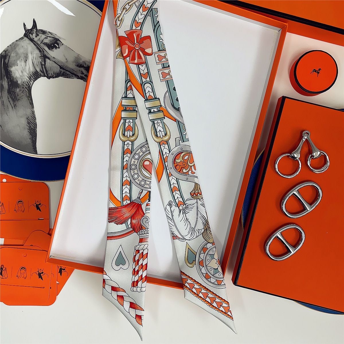 French New Style Scarf Heart L - Leatherwork Drawing recension och pris